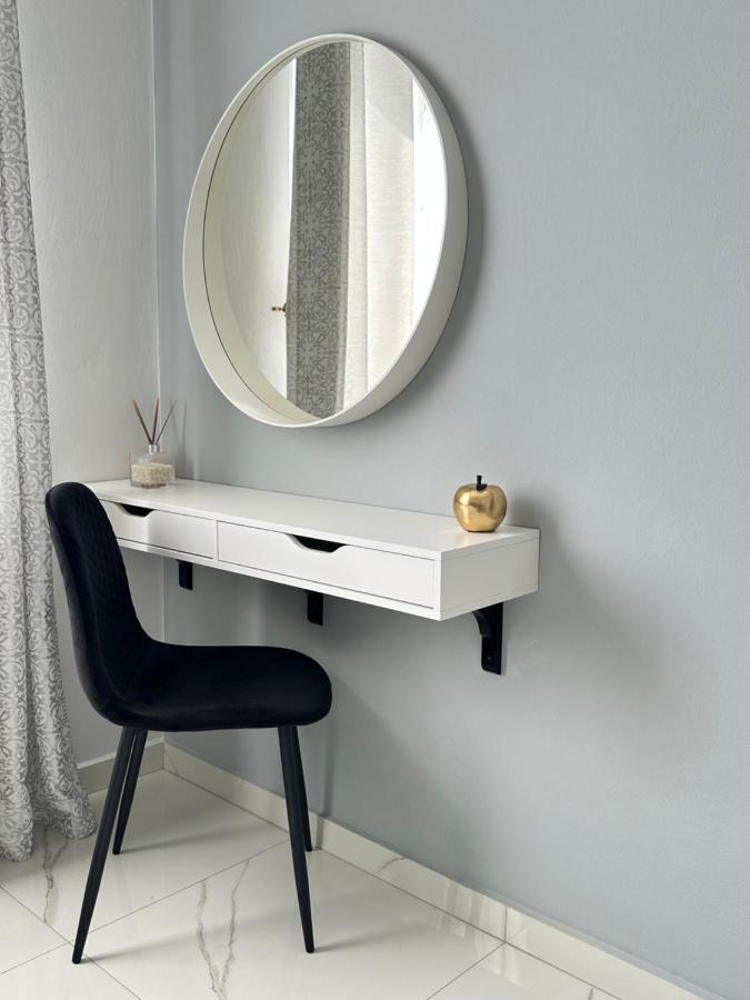 Sea View Apartment Near The Beach Paphos ภายนอก รูปภาพ